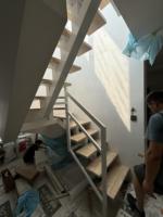 Solution d'escalier intérieur en acier Prima avec structure de poutre en boîte moderne pour la construction de villas