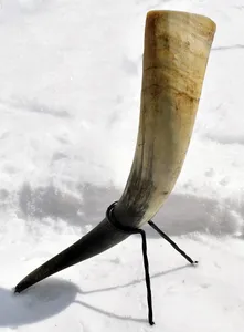 แตรดื่มควายธรรมชาติขนาดใหญ่พร้อมขาตั้งโลหะสำหรับคนรักทุ่งหญ้า - Product Image 2