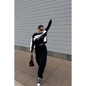 Ensemble de costume noir pour femme avec imprimé sur le devant - Product Image 1