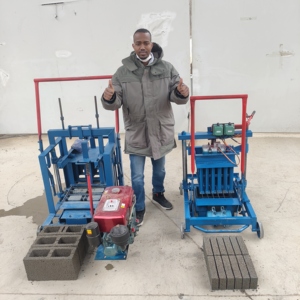Machine manuelle de fabrication de briques facile à transporter, équipement mobile de moulage de briques en ciment pour les chantiers de construction temporaires - Product Image 4