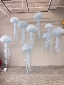Décoration suspendue en organza de soie en forme de méduse pour événements intérieurs et extérieurs, design détachable - Product Image 6