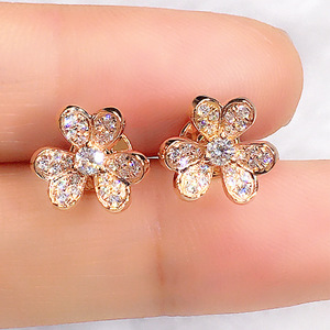 Orecchini a Perno con Fiori Vintage per Donne, Eleganti Accessori per Orecchie da Indossare Quotidianamente, per Outfit Casual e Regalo - Product Image 1