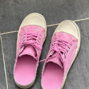 Zapatos de lona desgastados y deshilachados de la marca francesa, hechos a medida, con bordes semicortados, sin talón, estilo casual y sin cordones. - Product Image 5