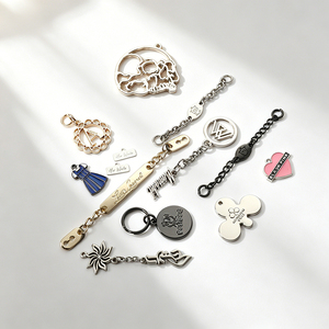 Cadena de Aleación Clásica para Prendas y Bolsos, Adornada con Logotipo de Marca Personalizado de Alta Calidad, Etiqueta Metálica para el Cuello - Product Image 2