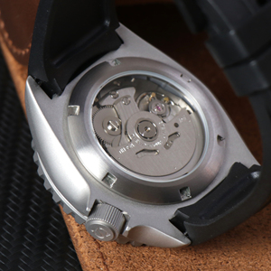 นาฬิกา NH35 ขนาด 42 มม. สั่งทำโลโก้ได้ นาฬิกาข้อมือผู้ชาย SKX สีเงิน ระบบจักรกลอัตโนมัติ หน้าปัดหรูหรา กันน้ำ กระจกแซฟไฟร์ สปอร์ต - Product Image 4