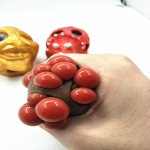 Venta al por mayor de fábrica: Pelotas antiestrés de dinosaurio de alta calidad, personalizables, de malla, para aliviar el estrés, y pelotas de uva para apretar. - Product Image 2