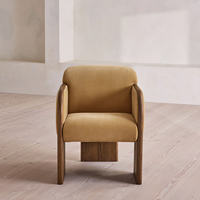 Chaise d'appoint ergonomique minimaliste en velours camel écologique de qualité supérieure, avec structure en bois massif et accoudoirs incurvés, idéale pour la salle à manger ou l'hôtel