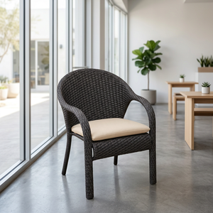 Fauteuil d'extérieur en osier minimaliste moderne avec coussins gris foncé et beige sans logo pour jardin et terrasse - Product Image 1