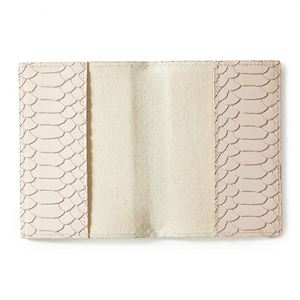 Ensemble cadeau de voyage : porte-passeport et étiquette à bagages en cuir grainé de qualité supérieure avec monogramme personnalisé - Product Image 3