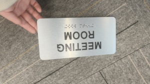 Letrero de Metal Cepillado Personalizado para Sala de Conferencias con Braille, Muestra Gratuita, MOQ Bajo, para Oficina - Product Image 3