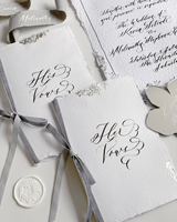 Livre de Vœux de Mariage Personnalisé avec Nom et Date Calligraphiés, Bordure Déchirée Rose Poudré, Feuille d'Or, Cartes de Vœux pour Lui et Elle avec Ruban