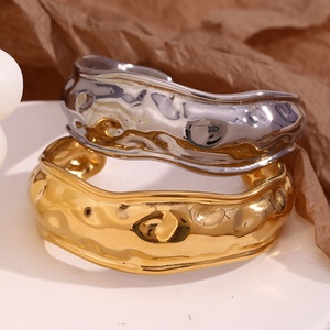 Joyería de Moda Resistente al Deslustre e Impermeable, Brazalete Abierto de Acero Inoxidable con Baño de Oro de 18K, Diseño Ondulado Martillado para Mujer - Product Image 2