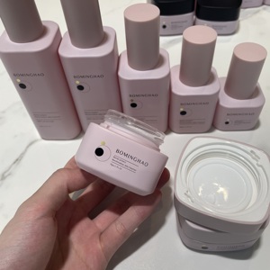 Juego de Envases Cosméticos de Lujo Personalizados en Color Rosa Iridiscente Reciclable de 50 ml y 15 ml, Botellas de Vidrio para Suero, Loción, Tónico, con Bomba - Product Image 3