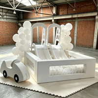 Équipement de jeu souple blanc avec double toboggan et piscine à balles transparente, aire de jeux commerciale pour location d'événements et fêtes d'anniversaire