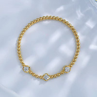 Minimalistisches Elegantes Drei-Stein-Armband mit Polierten Runden Perlen aus 18K Gelbgold und Laborgezüchteten Diamanten, Elastisches Perlenarmband für Damen, Großhandel