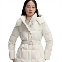 Vente en gros de manteaux longs en duvet pour femmes, couleur beige, avec ceinture, capuche en fausse fourrure, veste matelassée