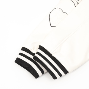Chaqueta Varsity Vuitton 2026 Louis en Bloques de Color Blanco y Negro con Parches de Chenilla - Product Image 3