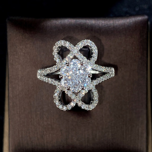 Anello di fidanzamento floreale scintillante per donna, elegante gioiello da dito alla moda - Product Image 1
