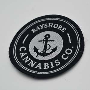 Nouveaux produits 2025 Designer Logo personnalisé Tag Swing Tickets Étiquettes de vêtements tissés au cou et marques célèbres pour vêtements - Product Image 5