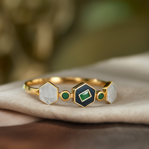 Brazalete de moda en acero inoxidable 316L con baño de oro PVD, diseño hexagonal con piedras verdes y blancas para mujer. - Product Image 3