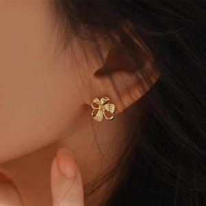 Orecchini a perno con fiocco dorato E4849, gioielli raffinati unisex classici per tutti i giorni - Product Image 5