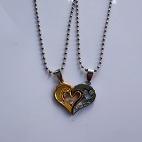 Vente en gros de colliers pour couples en alliage plaqué or en forme de cœur avec diamants et pendentif en forme de cœur de pêche - Cadeau