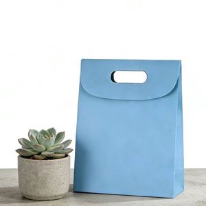 Sacs en papier kraft bleu personnalisés avec poignées découpées, recyclables et adaptés aux pâtisseries, aux collations et aux articles similaires. - Product Image 6