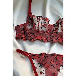 Ensemble de lingerie de haute qualité avec détails floraux rouges, soutien-gorge rembourré sans armatures, effet push-up, logo brodé, et string assorti. - Product Image 1