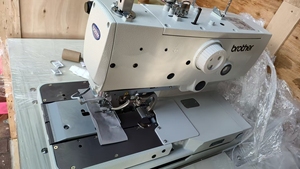 Nueva Máquina <span class=keywords><strong>de</strong></span> Coser Electrónica <span class=keywords><strong>Brother</strong></span> 9820 para Ojales y Botones - Product Image 3