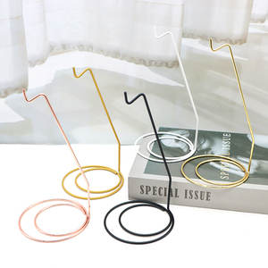 Kreativer Metall-Brillenhalter und Schlüsselaufbewahrung in Bananenform für Wohnzimmer-Dekoration und Aufbewahrungslösungen - Product Image 4