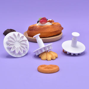 3Pcs White 3D Gerbera Biscuit Cutters Plastic Seabed Large Chrysanthemums Cookie Moules - Product Image 3