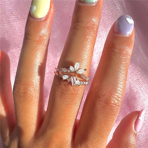 Anillo CANNER S925 de Plata de Ley con Zirconia Cúbica en Forma de Gota de Agua, Color Verde Menta y Blanco, Chapado en Oro de 18k - Product Image 5