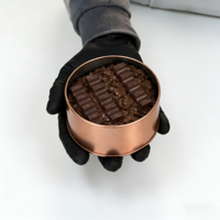 Boîte en étain ronde de qualité alimentaire en gros avec logo personnalisé imprimé pour l'emballage cadeau de chocolats, bonbons et dattes de qualité supérieure