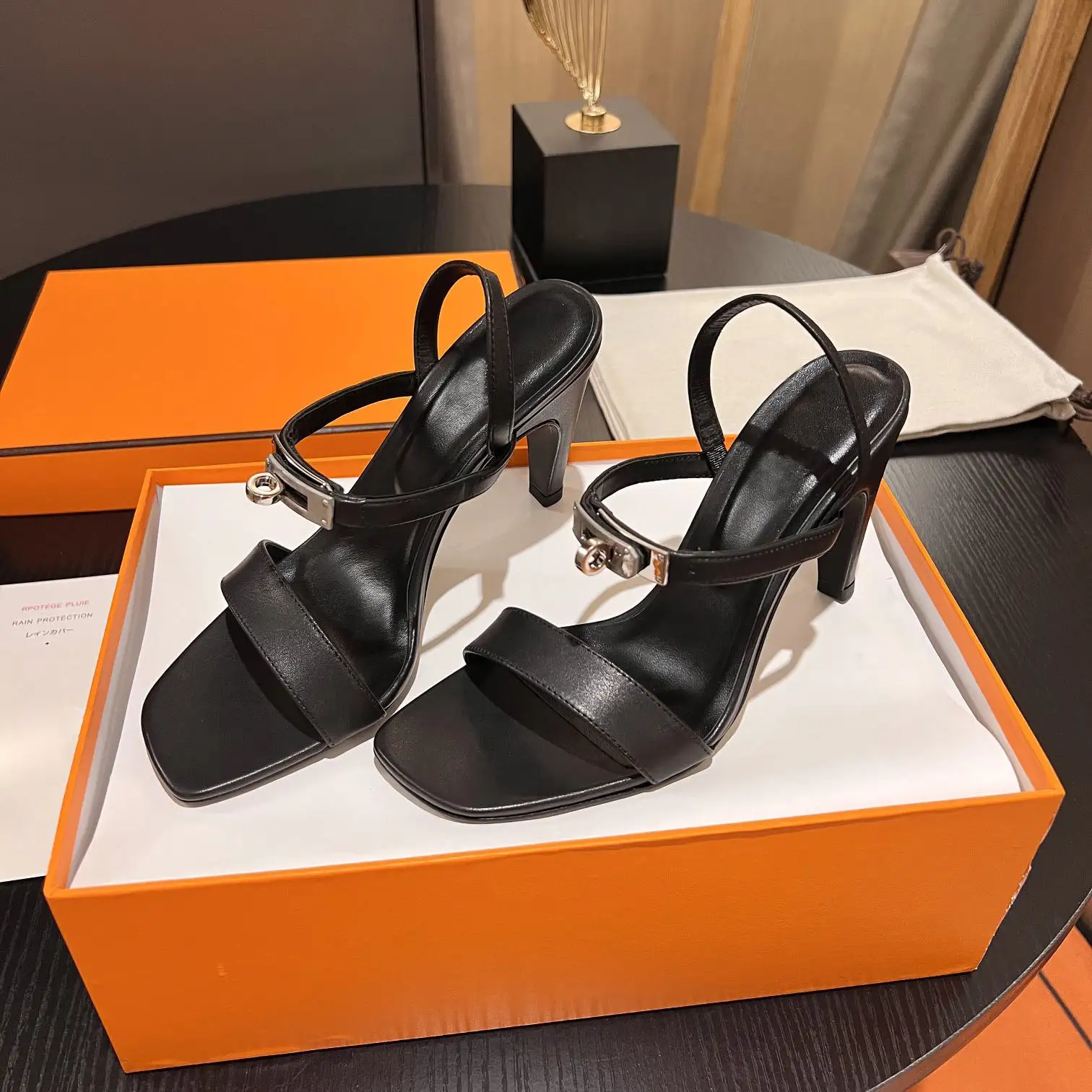 Gül altın kaplama toka ile saten krep Glamour yüksek topuk Sandal siyah deri taban keçi astarı Slingback burnu açık pompalar