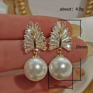 Orecchini Pendenti in Stile Barocco con Perle e Cristalli a Forma di Spiga di Grano, Accessori Eleganti per Donna - Product Image 5