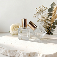 Vente en gros de flacons à bille carrés en verre transparent de luxe de 5 ml et 10 ml avec des couvercles dorés brillants et un applicateur à bille en acier pour parfums et huiles essentielles
