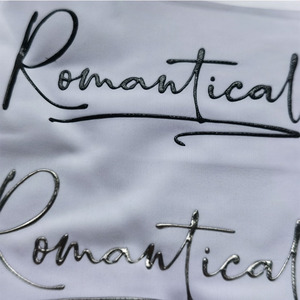 Sáng Bóng Bạc Đen Chữ Tùy Chỉnh Cao Su TPU Vật Liệu 3D Dập Nổi Truyền Nhiệt Nhãn Hàng May Mặc - Product Image 4