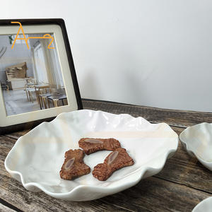 بيع بالجملة طبق بورسلين غير منتظم بنمط حجر إبداعي أبيض سيراميك غربي لمطعم الفندق - Product Image 6