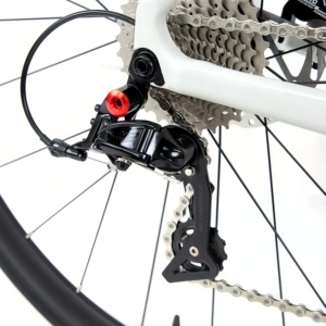 Bicicletta da Città Economica 700C con Pneumatici Larghi, Forcella in Fibra di Carbonio, Freni a Disco Idraulici Completi, Cambio SHIMANO a 24 Velocità, Leggera e Antiscivolo - Product Image 5