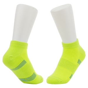 Chaussettes de sport pour hommes, logo personnalisé, respirantes, absorbant l'humidité, tricotées, rayures sportives, douces, course à pied sur sentier d'automne pour les jeunes - Product Image 1