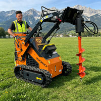 Mini-chargeuse sur chenilles HOMACH avec accessoire tarière hydraulique