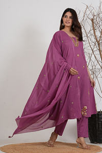 Ensemble kurta : Achetez en gros des robes pour femmes, vêtements décontractés d'été, mode indienne et pakistanaise, haut et bas élégants, pour revendeurs en ligne. - Product Image 4