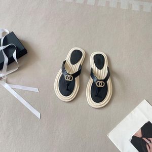 Sandales tongs plates pour <span class=keywords><strong>femme</strong></span> en <span class=keywords><strong>cuir</strong></span> mat avec décorations métalliques dorées, fines brides, semelle souple antidérapante, bout ouvert, collection été 2026 - Product Image 6