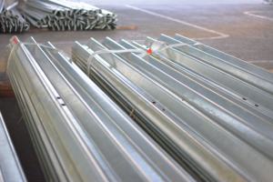 Barrières de sécurité routière en acier W-Beam, système de protection contre les accidents, galvanisées à chaud, pour les infrastructures - Product Image 6