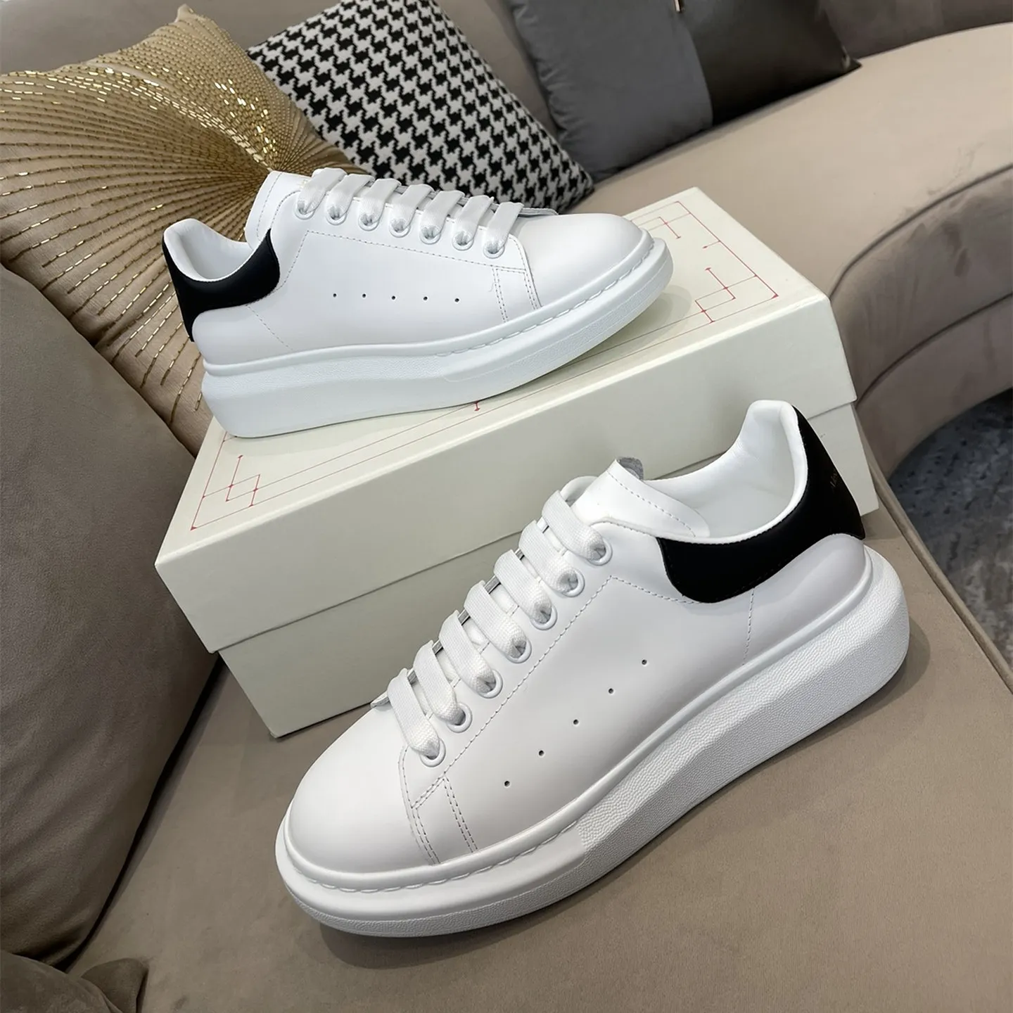 2023 MC Luxury Designer Famous Brands Fashion shoes Sneakers for men and women