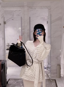 Cappotto in Pelliccia Ecologica di Alta Qualità per Donna, Elegante e Spesso, Morbido e Soffice, Nuovo Stile Invernale con Bordi in Pelliccia - Product Image 4