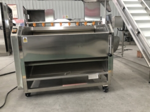 Proveedor 1800*850*800mm Dimensión 1000mm Longitud del rodillo Máquina peladora de lavado de jengibre de patata completamente automática - Product Image 4