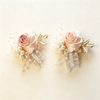 Fleur de poignet élastique en dentelle satinée bordeaux avec feuille or rose et perles pour demoiselle d'honneur, mariée, mariage, bal de promo, décoration