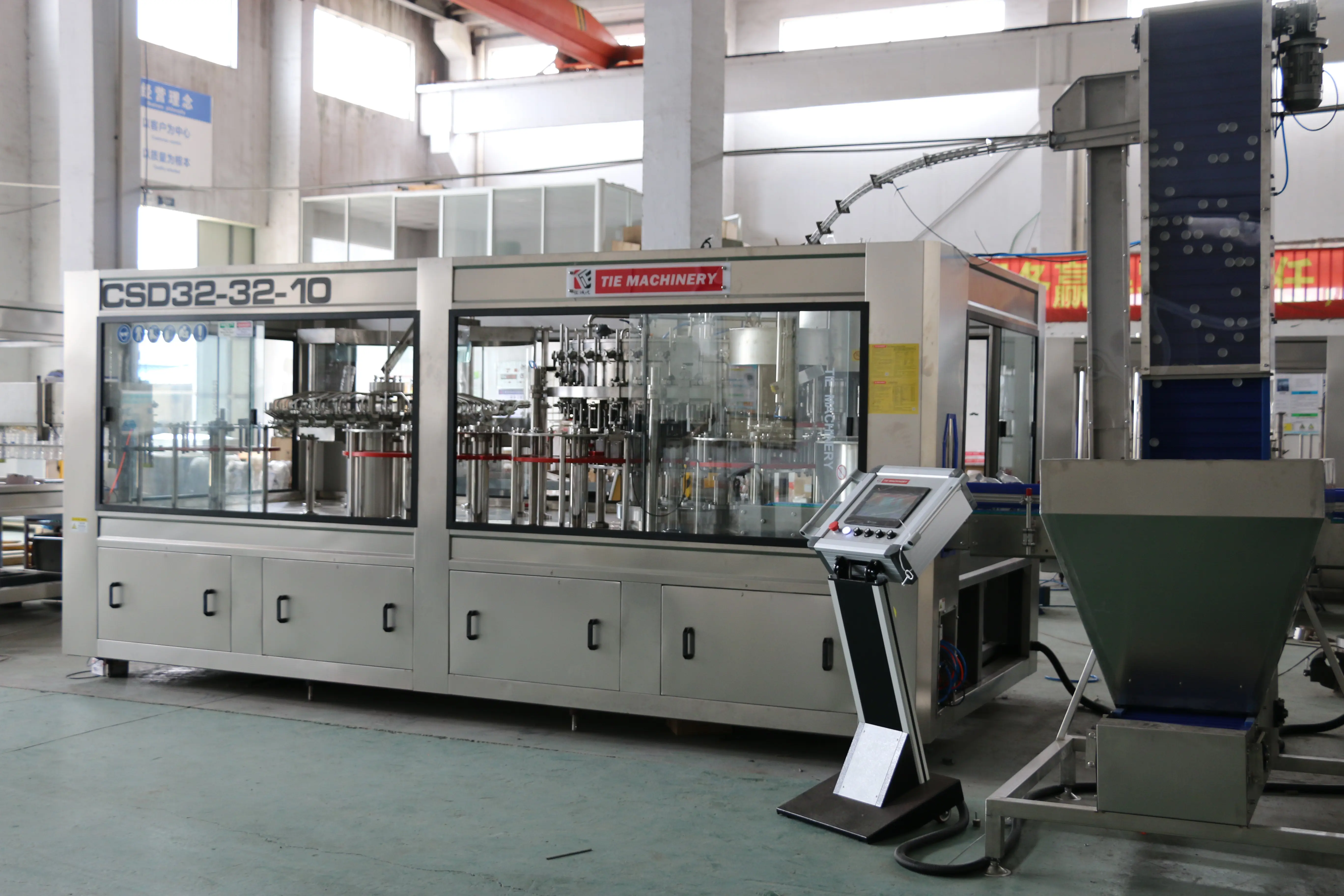 Máquina envasadora de llenado de jugo de agua CSD para beber refrescos carbonatados de 32 cabezales 8000-10,000BPH