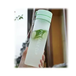 Bottiglia sportiva fresca semplice in plastica coreana da 800ml bottiglia d'acqua in plastica portatile sigillata a prova di perdite